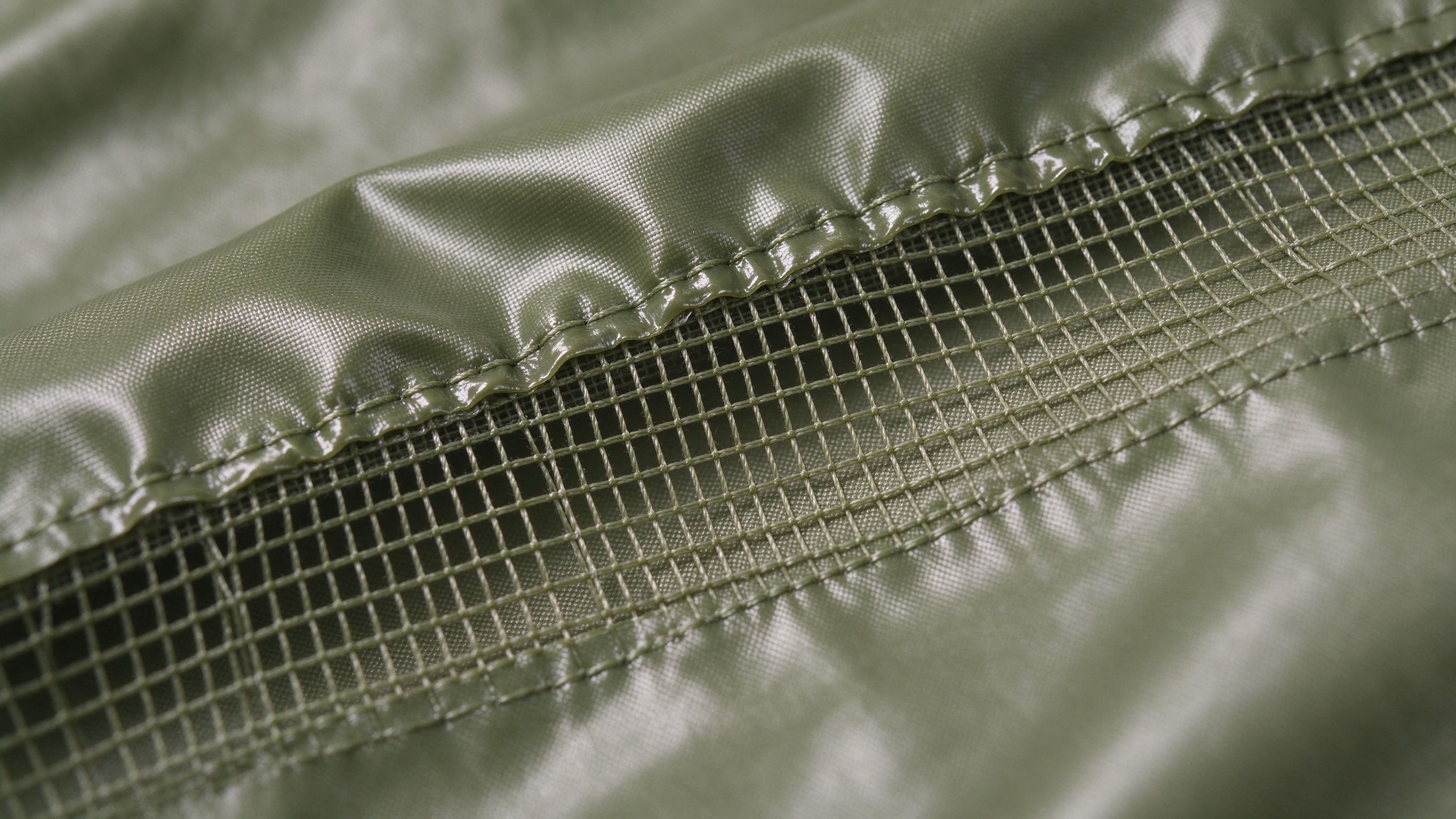 Nahaufnahme von Drop-Stitch-Membrangewebe mit geschweißten Nähten
